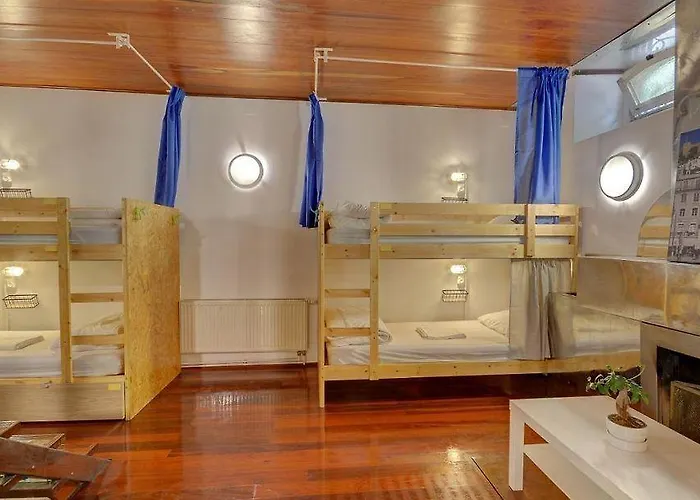 White House Hostel *