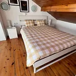 White House Hostel *