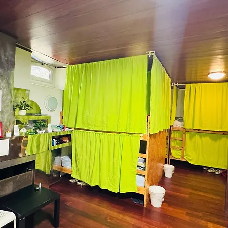 White House Hostel *